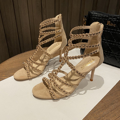 Γυναικεία σανδάλια από οικολογικό δέρμα με μεταλλικά τρουξ και τακούνι 8 cm