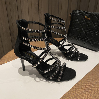 Γυναικεία σανδάλια από οικολογικό δέρμα με μεταλλικά τρουξ και τακούνι 8 cm