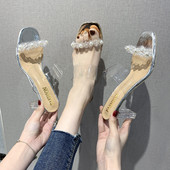 Γυναικεία σανδάλια με διάφανό τακούνι  και πέρλες 