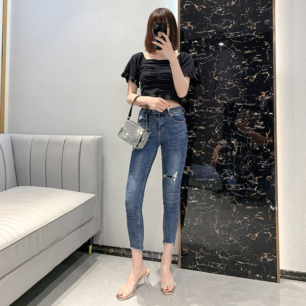 Γυναικεία σανδάλια με διάφανό τακούνι  και πέρλες 