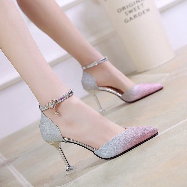 Νέο μοντέλο γυναικεία παπούτσια  με τακούνι, μεταλλική αγκράφα και γυαλιστερό εφέ