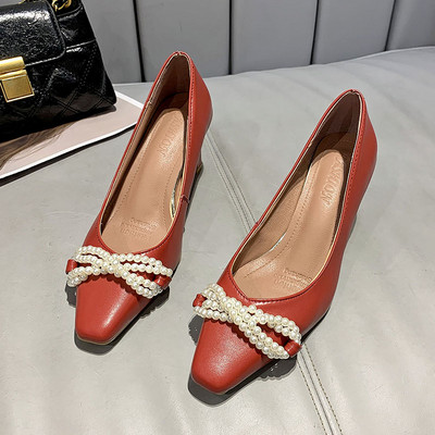 Γυναικεία έκο δερμάτινα παπούτσια με κορδέλες από πέρλες