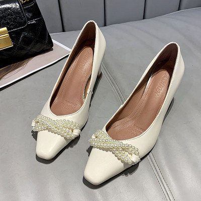 Γυναικεία έκο δερμάτινα παπούτσια με κορδέλες από πέρλες