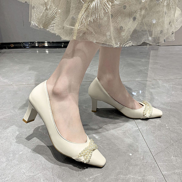 Γυναικεία έκο δερμάτινα παπούτσια με κορδέλες από πέρλες