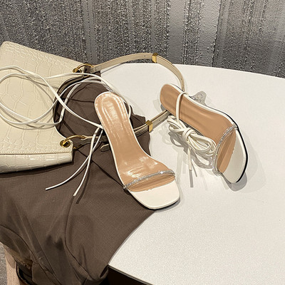 Γυναικεία σανδάλια με δερμάτινα κορδόνια και λεπτό τακούνι 8 cm