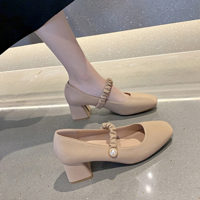 Γυναικεία σανδάλια με δερμάτινο λουράκι και πέρλες - τετράγωνο τακούνι