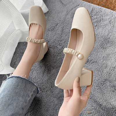 Γυναικεία σανδάλια με δερμάτινο λουράκι και πέρλες - τετράγωνο τακούνι