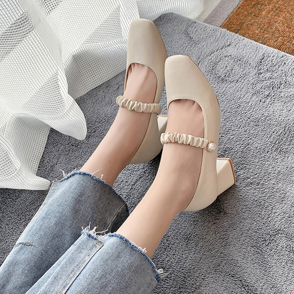 Γυναικεία σανδάλια με δερμάτινο λουράκι και πέρλες - τετράγωνο τακούνι