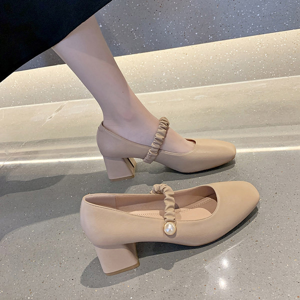 Γυναικεία σανδάλια με δερμάτινο λουράκι και πέρλες - τετράγωνο τακούνι