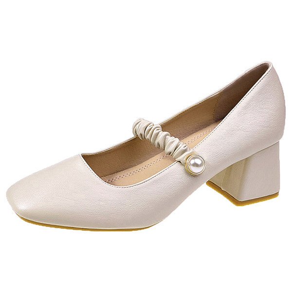 Γυναικεία σανδάλια με δερμάτινο λουράκι και πέρλες - τετράγωνο τακούνι