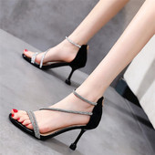 Γυναικεία κομψά σανδάλια με τακούνι και διακοσμητικές πέτρες