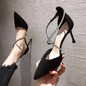 Μοντέρνα μυτερά παπούτσια με διακοσμητικές πέτρες και ψηλά τακούνια