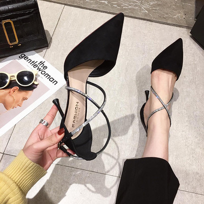 Μοντέρνα μυτερά παπούτσια με διακοσμητικές πέτρες και ψηλά τακούνια