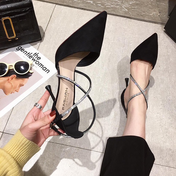 Μοντέρνα μυτερά παπούτσια με διακοσμητικές πέτρες και ψηλά τακούνια