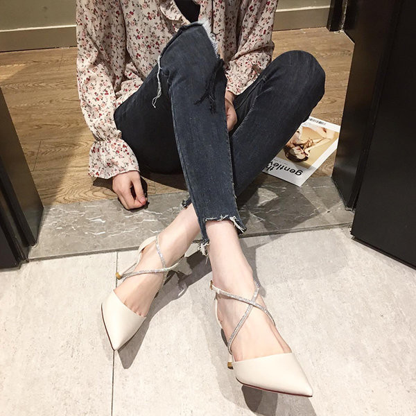 Μοντέρνα μυτερά παπούτσια με διακοσμητικές πέτρες και ψηλά τακούνια