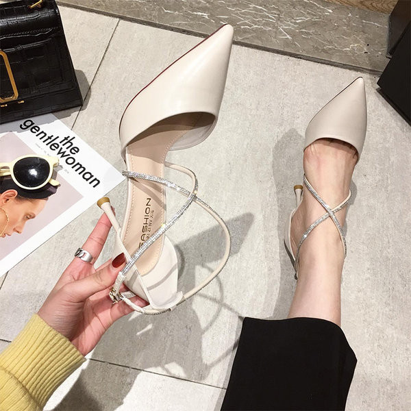 Μοντέρνα μυτερά παπούτσια με διακοσμητικές πέτρες και ψηλά τακούνια