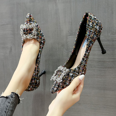 Κομψά γυναικεία παπούτσια με αγκράφα και λεπτό τακούνι