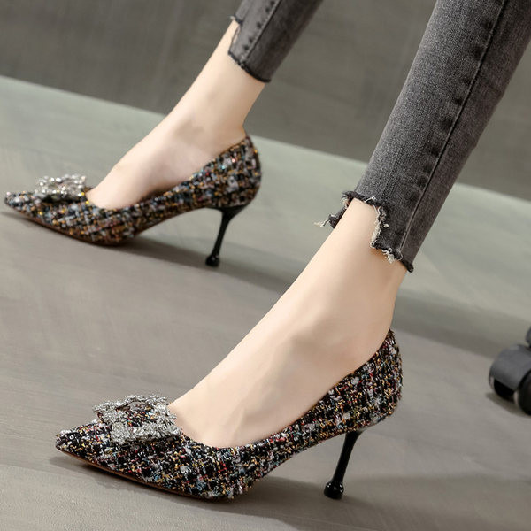 Κομψά γυναικεία παπούτσια με αγκράφα και λεπτό τακούνι