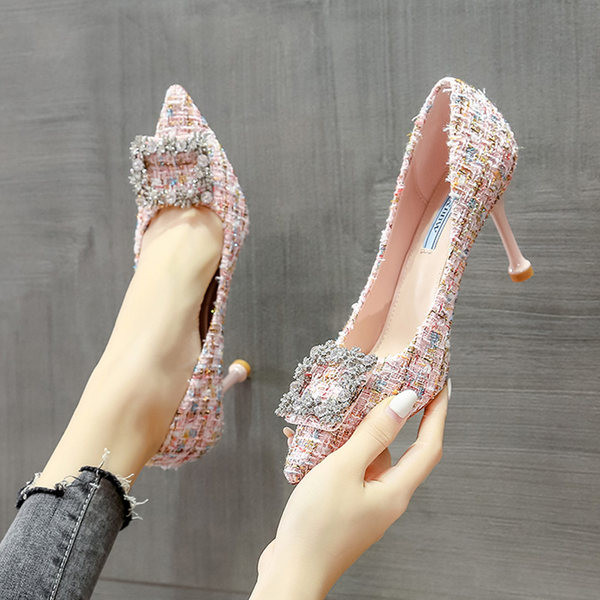 Κομψά γυναικεία παπούτσια με αγκράφα και λεπτό τακούνι