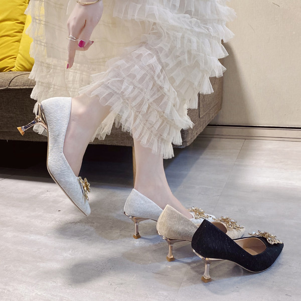 Γυναικεία casual παπούτσια με λεπτό τακούνι και διακόσμηση