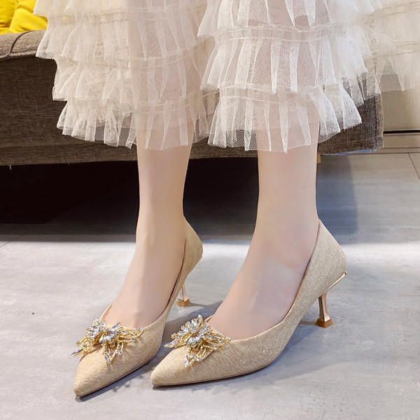 Γυναικεία casual παπούτσια με λεπτό τακούνι και διακόσμηση