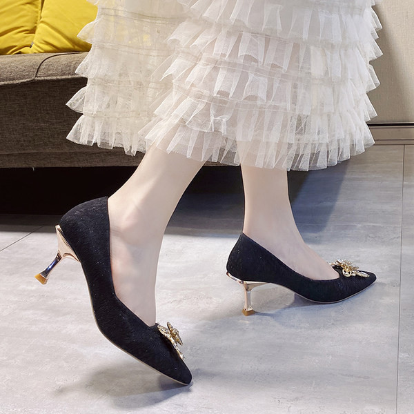 Γυναικεία casual παπούτσια με λεπτό τακούνι και διακόσμηση