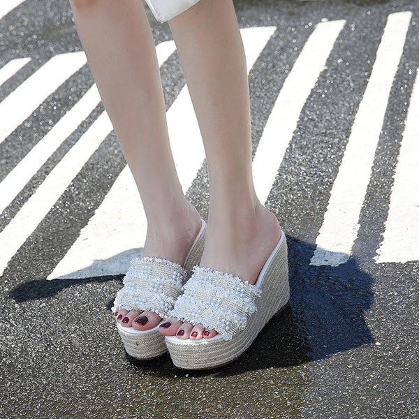 Naiste vabaaja sussid kõrge 11 cm platvormi ja pärlitega