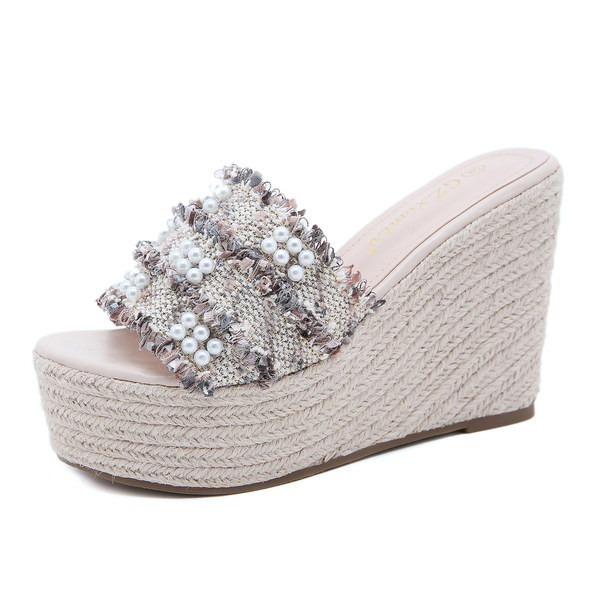 Naiste vabaaja sussid kõrge 11 cm platvormi ja pärlitega