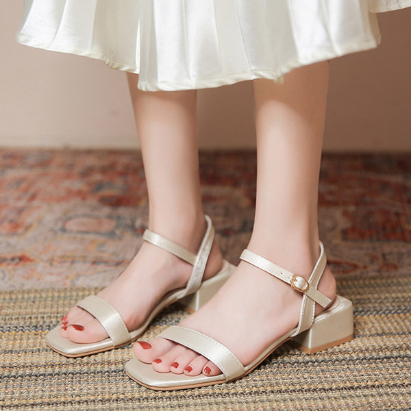 Γυναικεία τετράγωνα σανδάλια από οικολογικό δέρμα με αγκράφα