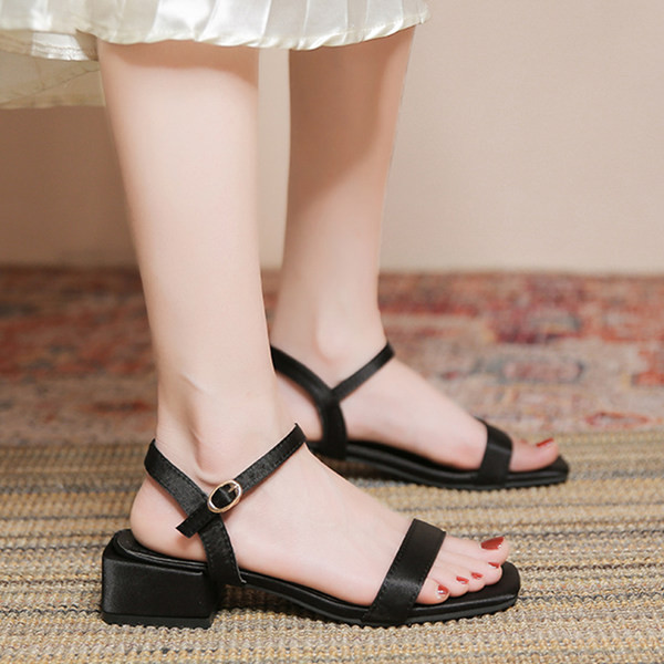 Γυναικεία τετράγωνα σανδάλια από οικολογικό δέρμα με αγκράφα