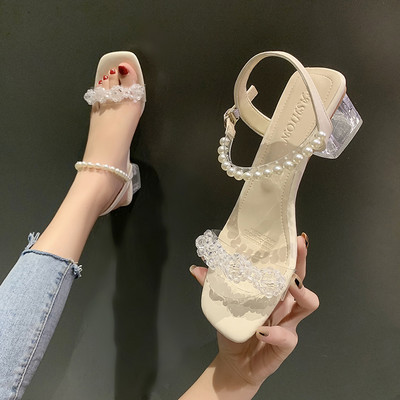 Γυναικεία σανδάλια  ψηλοτάκουνα με μεταλλικό κούμπωμα και πέρλες