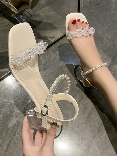 Γυναικεία σανδάλια  ψηλοτάκουνα με μεταλλικό κούμπωμα και πέρλες