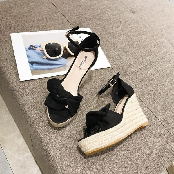 Casual γυναικεία σανδάλια με αγκράφα και ύψος 9 cm