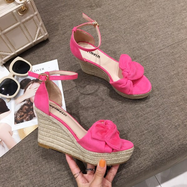 Casual γυναικεία σανδάλια με αγκράφα και ύψος 9 cm