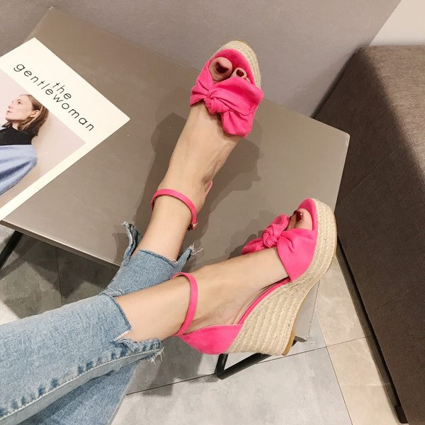 Casual γυναικεία σανδάλια με αγκράφα και ύψος 9 cm