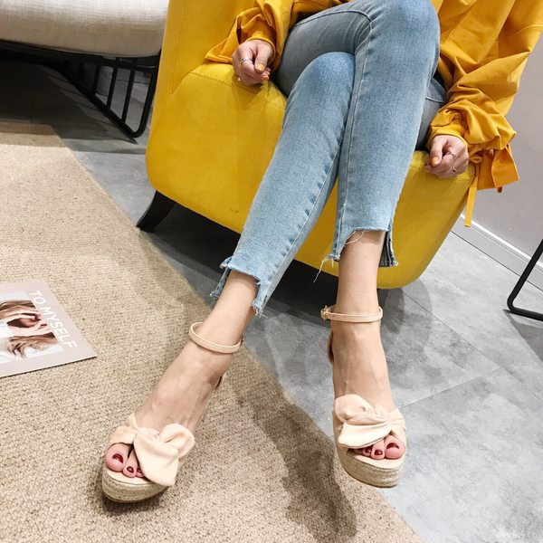 Casual γυναικεία σανδάλια με αγκράφα και ύψος 9 cm