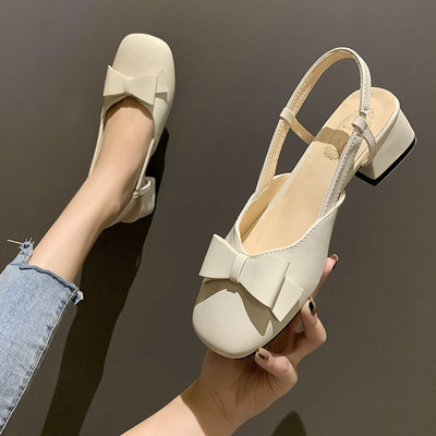 Γυναικεία κλειστά σανδάλια με δερμάτινη κορδέλα