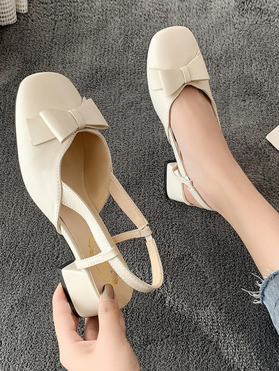 Γυναικεία κλειστά σανδάλια με δερμάτινη κορδέλα