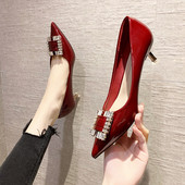 Γυναικεία παπούτσια με μεταλλική διακόσμηση