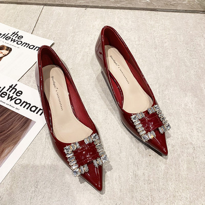 Γυναικεία παπούτσια με μεταλλική διακόσμηση