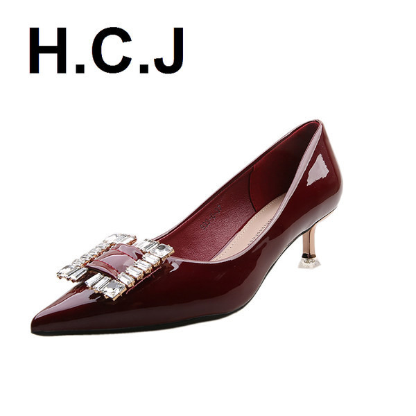 Γυναικεία παπούτσια με μεταλλική διακόσμηση