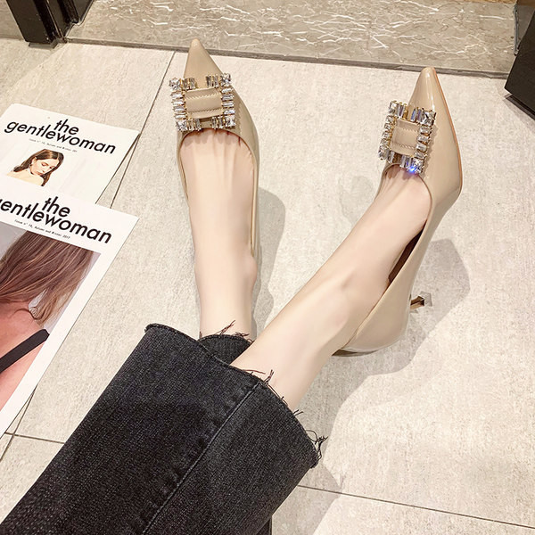 Γυναικεία παπούτσια με μεταλλική διακόσμηση