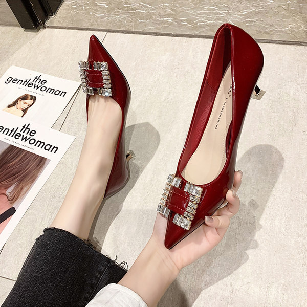 Γυναικεία παπούτσια με μεταλλική διακόσμηση