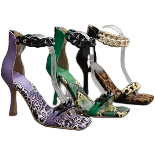 Μοντέρνα γυναικεία σανδάλια με αλυσίδα και τακούνι ύψους 10 cm