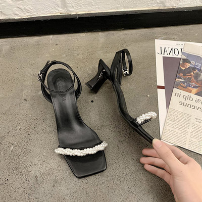 Γυναικεία σανδάλια με διακόσμηση από πέρλες και τακούνι 6,5 cm