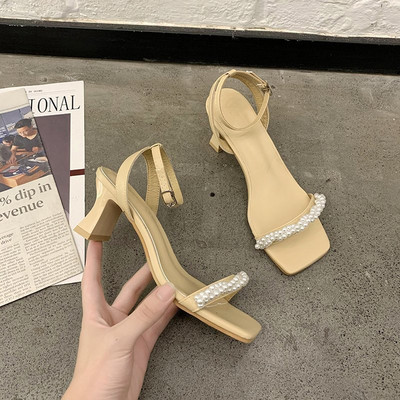 Γυναικεία σανδάλια με διακόσμηση από πέρλες και τακούνι 6,5 cm