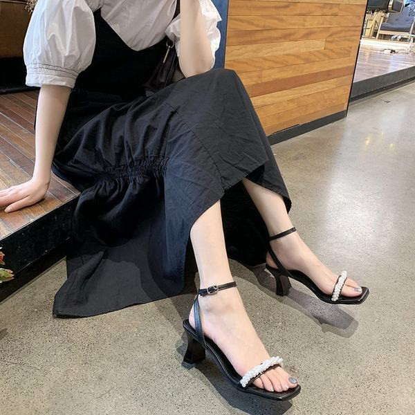 Γυναικεία σανδάλια με διακόσμηση από πέρλες και τακούνι 6,5 cm