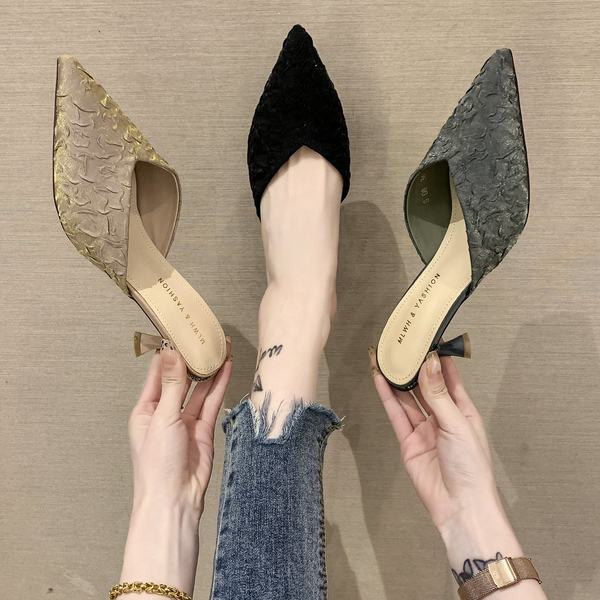 Γυναικείες καθημερινές παντόφλες - μυτερά μοντέλα