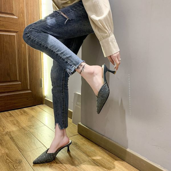 Γυναικείες καθημερινές παντόφλες - μυτερά μοντέλα