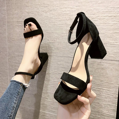 Γυναικεία σανδάλια από οικολογικό σουέτ με χοντρό τακούνι